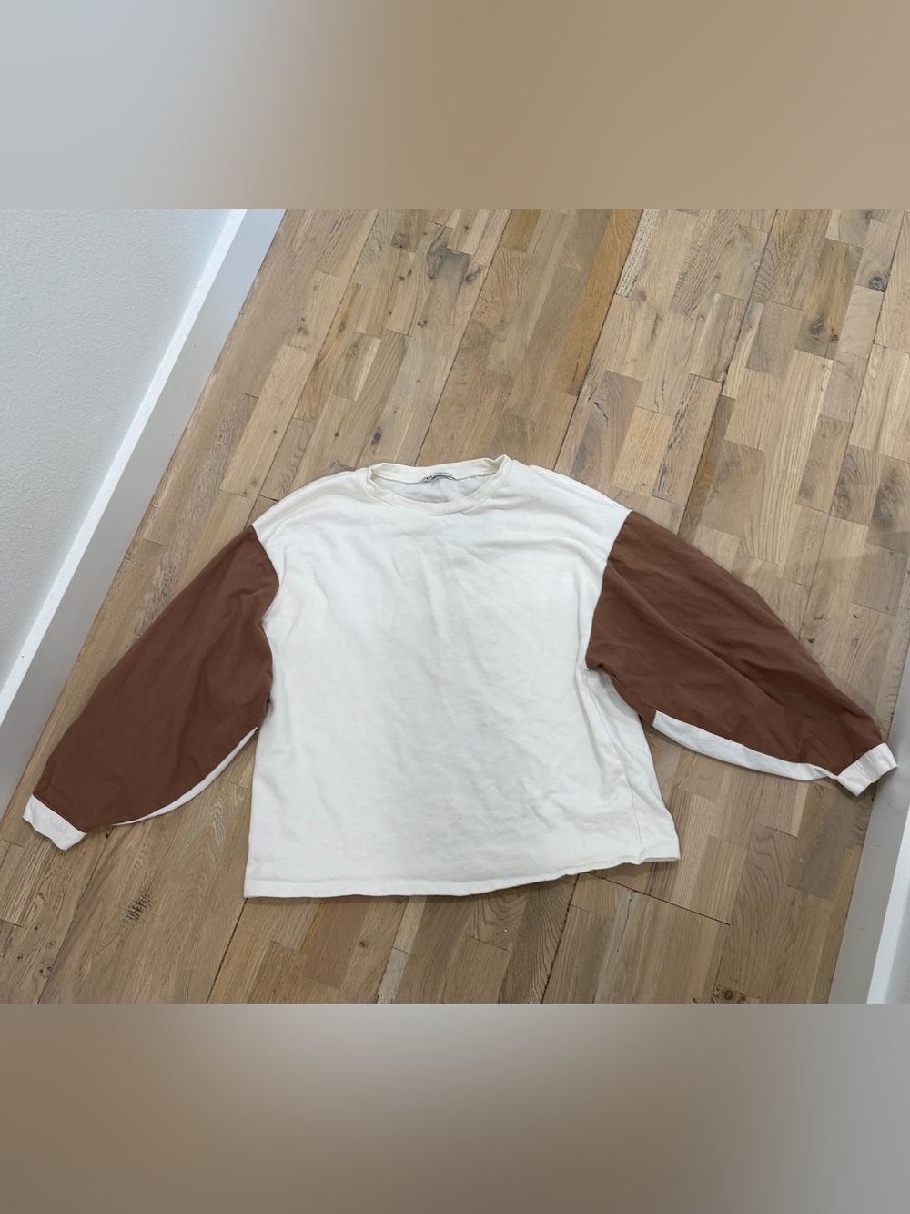 Zara White Crewneck Sweatshirt w brown sleeves | L